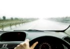 Ba nguyên tắc giúp bạn an toàn khi lái xe dưới trời mưa to sấm sét