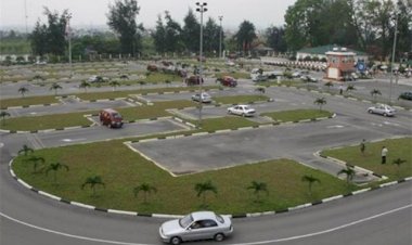 Thi bằng lái xe ô tô 2020: 100 giờ học, 30 triệu học phí và 600 câu hỏi