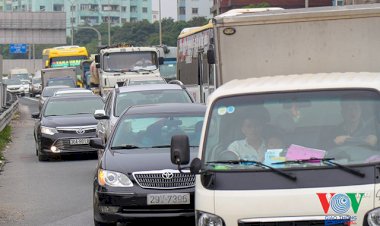 Vận tải hàng hóa phải có phụ xe: Quy định sao cho phù hợp?