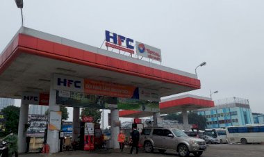 Muốn ghìm giữ giá xăng dầu, phải tính giảm thuế phí