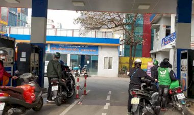 Giá xăng tiếp tục tăng, vượt mốc 30.000 đồng/lít