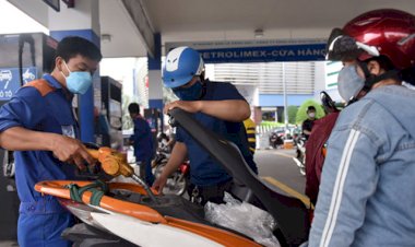 Giá xăng tăng lần thứ 5 liên tiếp, RON95 vượt mốc 30.000 đồng/lít