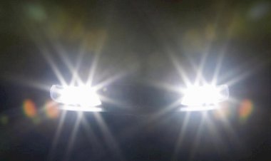 Cách sử dụng đèn pha ô tô để xin đường và nhường đường