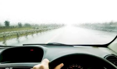 Ba nguyên tắc giúp bạn an toàn khi lái xe dưới trời mưa to sấm sét