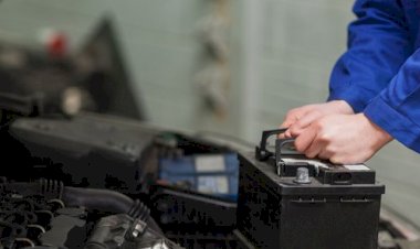 Làm thế nào để khởi động xe khi bị hết ắc quy giữa đường?