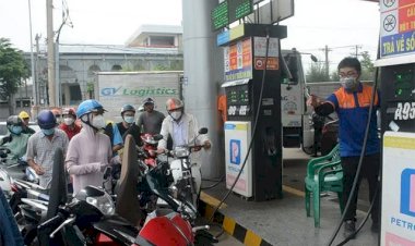 TPHCM: Người dân xếp hàng dài, đi 3-4 nơi mới mua được xăng