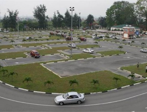 Thi bằng lái xe ô tô 2020: 100 giờ học, 30 triệu học phí và 600 câu hỏi