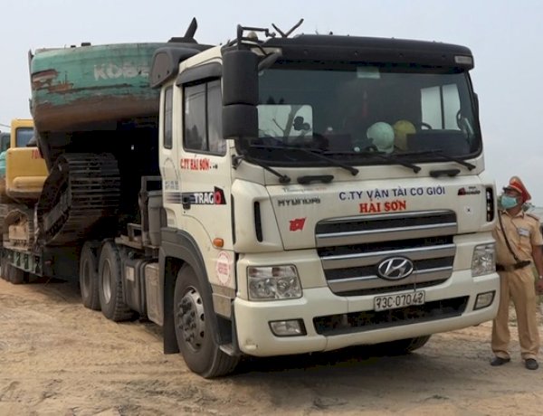 Phạt tài xế xe đầu kéo quá tải cố thủ trên xe 52 triệu đồng