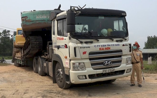 Phạt tài xế xe đầu kéo quá tải cố thủ trên xe 52 triệu đồng