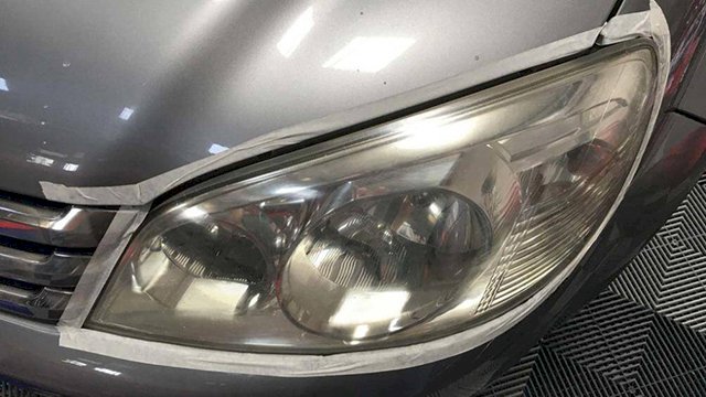 Cách xử lý đèn ô tô bị ố vàng không cần đến gara?