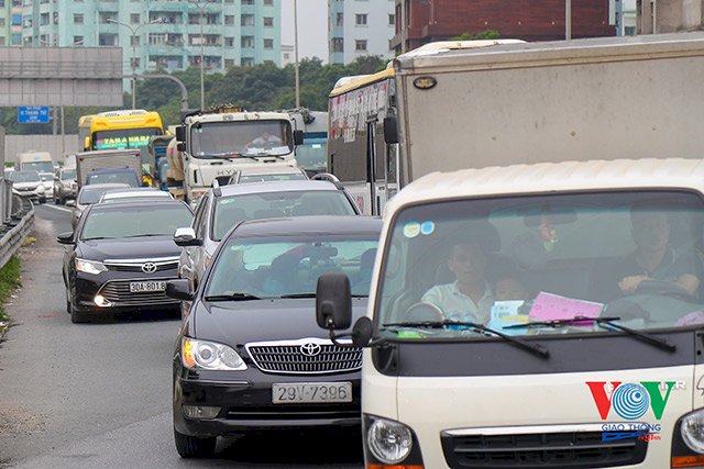 Vận tải hàng hóa phải có phụ xe: Quy định sao cho phù hợp?