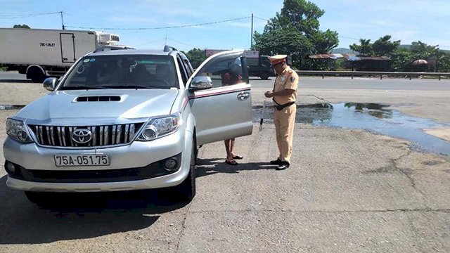 Đặt tiền bảo lãnh xe vi phạm: Dân không mặn mà vì thủ tục vẫn rườm rà