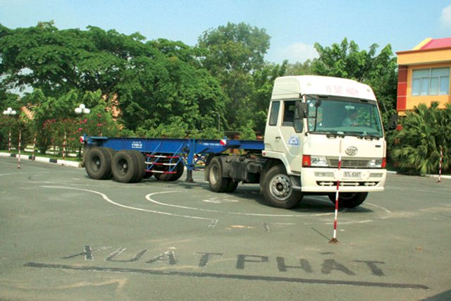 Sau 10 năm vẫn thiếu tài xế FC: Đừng nghĩ cách 'vơ bèo vạt tép'