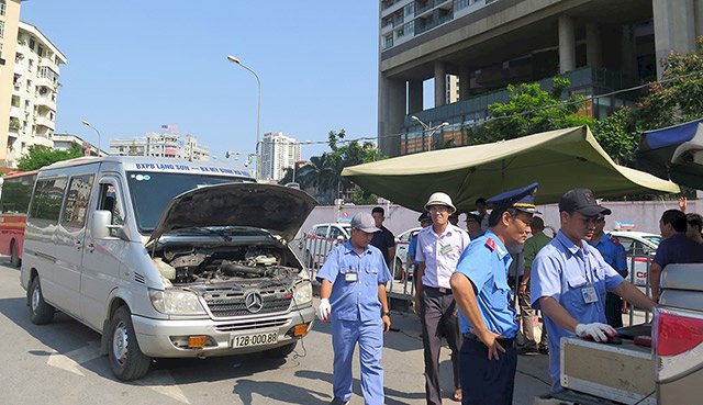 Vì sao gắn tem đăng kiểm riêng cho xe khách, xe tải?