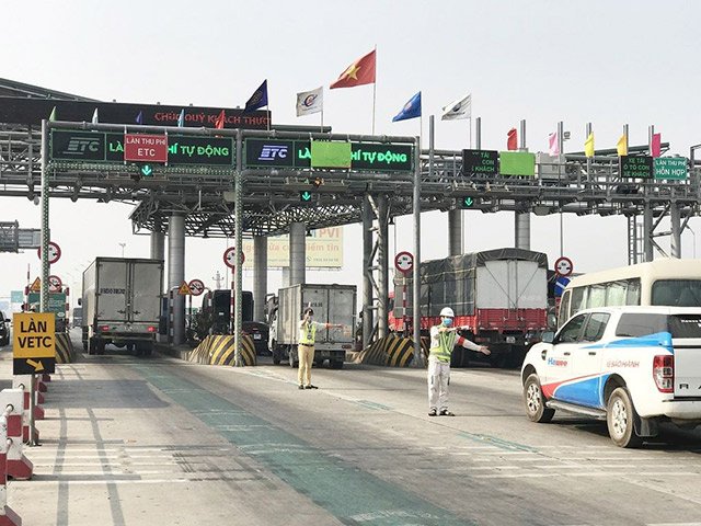 Nhận diện 5 lỗi tài xế ô tô cần tránh khi qua trạm thu phí