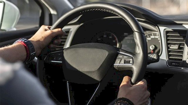 Nguyên nhân vô-lăng bị nặng, sượng hay trả lái chậm và cách khắc phục