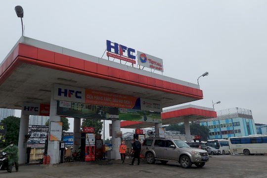 Muốn ghìm giữ giá xăng dầu, phải tính giảm thuế phí