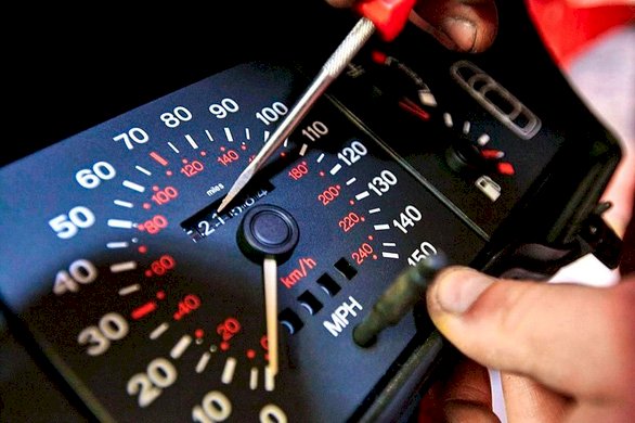 Mua xe cũ: Đừng chỉ dựa vào đồng hồ công-tơ-mét