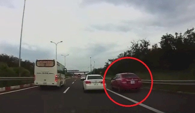 Đi vào làn dừng khẩn cấp trên cao tốc bị xử phạt bao nhiêu tiền?