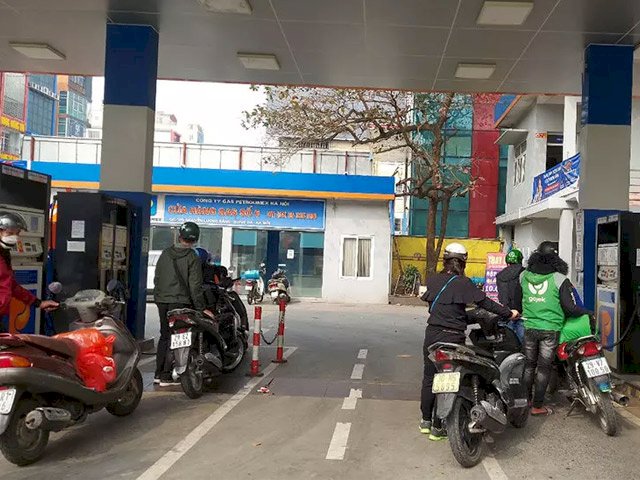 Giá xăng tiếp tục tăng, vượt mốc 30.000 đồng/lít