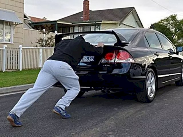 'Bắt bệnh' và cách xử lí khi ôtô chết máy giữa đường