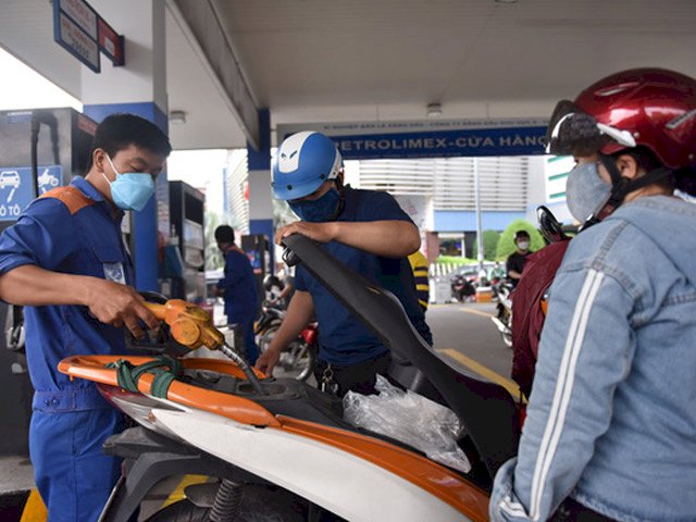 Giá xăng tăng lần thứ 5 liên tiếp, RON95 vượt mốc 30.000 đồng/lít