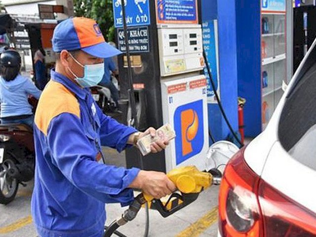 Giá xăng tiếp tục tăng mạnh, RON95-III vượt ngưỡng 31.500 đồng/lít