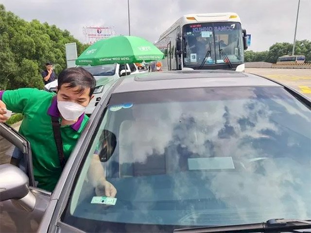 Nhiều lái xe 'tố' tài khoản thu phí không dừng bị VETC trừ tiền 2 lần