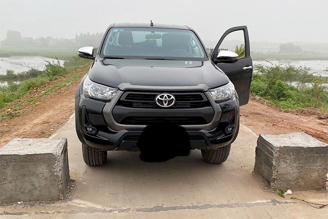 Mẹo của 'tài già' giúp lách ô tô qua khe hẹp dễ dàng