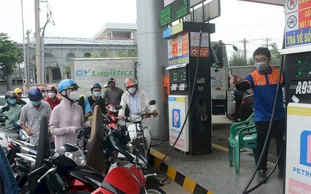 TPHCM: Người dân xếp hàng dài, đi 3-4 nơi mới mua được xăng
