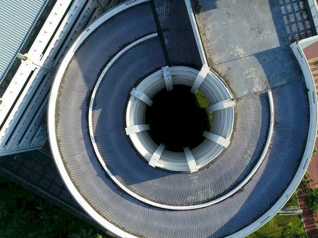 Kinh nghiệm chạy xuống dốc hầm đỗ xe cho người mới