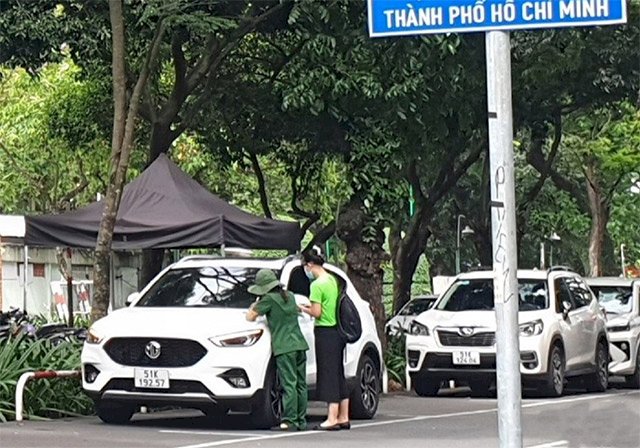 Đề xuất thu phí đỗ xe lòng đường ở TP.HCM bằng thẻ ETC
