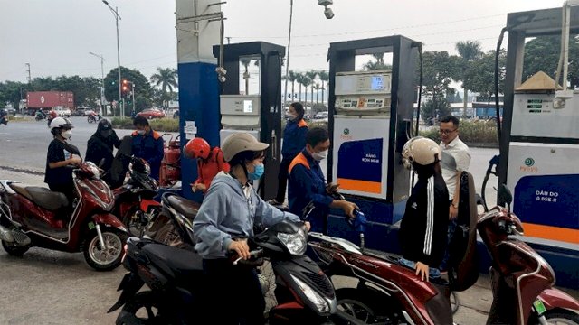 Giá xăng tăng hơn 1.000 đồng mỗi lít