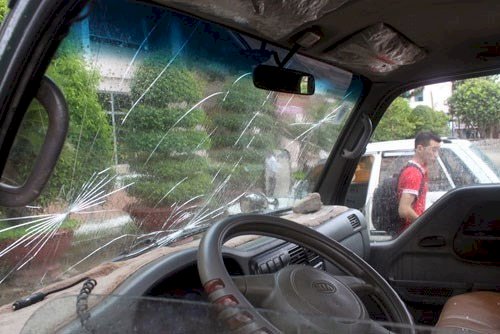 Cách xử lý khi kính chắn gió bị rạn nứt