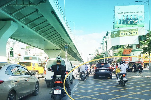 Cẩn thận bị phạt nặng khi lái xe trên vạch mắt võng